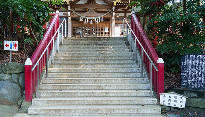 社殿へ続く石段